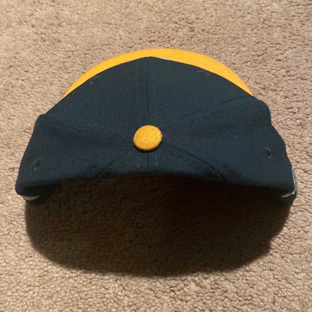 Snap back hat - Picture 3 of 4